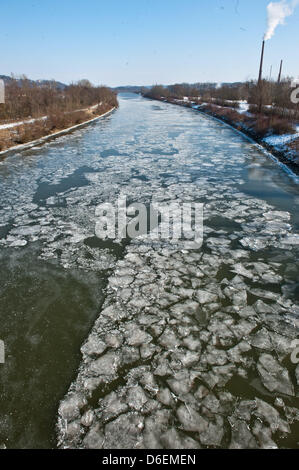 Eisschollen schwimmen auf dem Main-Donau-Kanals in Kelheim, Deutschland, 5. Februar 2012. Eisschollen betreffen derzeit Wasserstraße transportiert. Foto: ARMIN WEIGEL Stockfoto