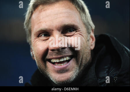 Hamburgs Trainer Thorsten Fink lacht vor der Fußball-Bundesligaspiel zwischen dem Hamburger SV und Bayern München in der Imtech Arena in Hamburg, Deutschland, 4. Februar 2012. Foto: Christian Charisius Stockfoto