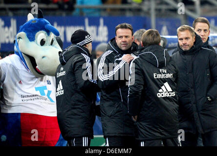 Hamburgs Trainer Thorsten Fink (R), Trainer Patrick Rahmen (C) und andere coaching Personal Szand an der Seitenlinie nach die Bundesliga-Fußball-Spiel zwischen dem Hamburger SV und Bayern München in der Imtech Arena in Hamburg, Deutschland, 4. Februar 2012. Foto: Christian Charisius Stockfoto