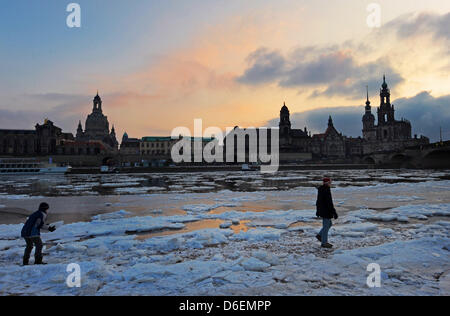 Die Menschen gehen an den Ufern der Elbe in Dresden, Deutschland, 5. Februar 2012. Treibeis schwimmt vorbei an der Kirche Notre-Dame (L-R), Ständehaus, Georggate, Palast und Court Church. Foto: Matthias Hiekel Stockfoto