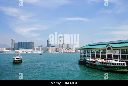 Hong Kong, die Stadt von der Star Ferry Terminal auf den Victoria Hafen gesehen. Stockfoto