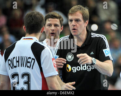 Deutschen nationalen Handball Trainer Martin Heuberger spricht mit seinen Spielern Markus Richwien und Martin Strobel (L-R) während der Handball Allstar Game match zwischen Deutschland und einem Handball Bundesliga-Auswahl in der Arena in Leipzig, Deutschland, 4. Februar 2012. Foto: Hendrik Schmidt Stockfoto