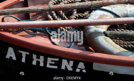 Das Tschechische Rettungsboot "Athena" ist in der Albert-Hafen in Dresden, Deutschland, 6. Februar 2012 festgemacht. Bundeskanzlerin Merkel zusammen mit mehreren Ministern für eine deutsch-französische Minister Rat in Paris angekommen. Die Gespräche zwischen Merkel und der französische Präsident Sarkozy konzentriert sich der drohenden Staatspleite Griechenlands und gemeinsame Projekte im Finanz- und Wirtschaftspolitik. Foto: ARNO BURGI Stockfoto