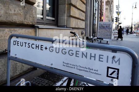 Ein Heck-Fahrradträger wirbt das Deutsche Guggenheim-Museum in Berlin, Deutschland, 6. Februar 2012. Das Deutsche Guggenheim in Berlin, einer der fünf Museen der Guggenheim Foundation, wird am Ende des Jahres geschlossen. Ort der Ausstellung im Gebäude Deutschen Bank hatte mit einem insgesamt 57 Ausstellungen 1,8 Millionen Besucher angezogen und zeigt. Foto: Maurizio Gambarini Stockfoto