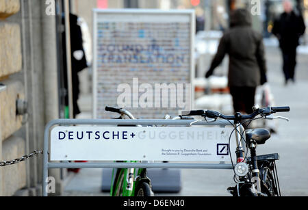 Ein Heck-Fahrradträger wirbt das Deutsche Guggenheim-Museum in Berlin, Deutschland, 6. Februar 2012. Das Deutsche Guggenheim in Berlin, einer der fünf Museen der Guggenheim Foundation, wird am Ende des Jahres geschlossen. Ort der Ausstellung im Gebäude Deutschen Bank hatte mit einem insgesamt 57 Ausstellungen 1,8 Millionen Besucher angezogen und zeigt. Foto: Maurizio Gambarini Stockfoto