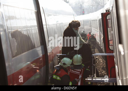 Rettungsassistenten helfen den Reisenden in einem ICE Züge zwischen Erfurt-Bischleben und Hochheim in der Nähe von Erfurt, Deutschland, 6. Februar 2012 übertragen. Laut der Deutschen Bahn war eine technische Störung der Grund für den Ausfall. Die rund 350 Reisenden mussten in einem IC zu übertragen. Foto: Werner Lengenfelder Stockfoto