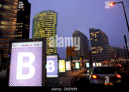 (Dpa Datei) - ein Datei-Bild datiert 1. Februar 2011 zeigt, die Plakate für die internationalen Filmfestspiele "Berlinale" Berlin am Potsdamer Platz in Berlin, Deutschland eingerichtet. Vom 09. bis 19. Februar 2012 konkurrieren 18 Filme um den goldenen und silbernen Bären Trophäen. Foto: Britta Pedersen Stockfoto