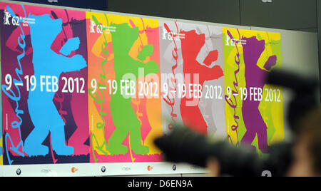 (Dpa Datei) - ein Datei-Bild datiert 31. Januar 2011 zeigt, die Plakate für die bevorstehende 62. Internationalen Filmfestspiele Berlin "Berlinale" bei der offiziellen Pressekonferenz in Berlin, Deutschland eingerichtet. Vom 09. bis 19. Februar 2012 konkurrieren 18 Filme um den goldenen und silbernen Bären Trophäen. Foto: Jens Kalaene Stockfoto