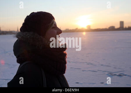 Federica aus Italien steht auf der gefrorenen Außenalster in Hamburg, Deutschland, 6. Februar 2012. Das Hamburger Büro für Umwelt und Stadtentwicklung fordert Menschen nicht zu Schritt auf der eisigen Oberfläche. Foto: Bodo Marks Stockfoto