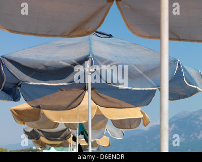 Einer Reihe von Sonnenschirmen auf Mikali Beach Samos Griechenland Stockfoto