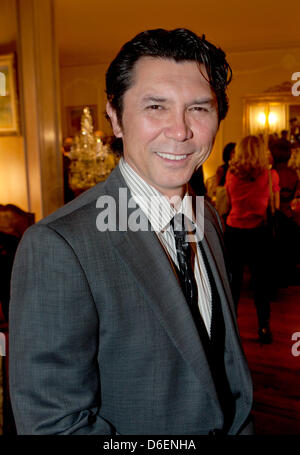 Schauspieler Lou Diamond Phillips besucht Zsa Zsa Gabor 95. Geburtstagsparty bei Gabor und Prinz Frédéric von Anhalt zu Hause in Bel-Air in Los Angeles, USA, am 6. Februar 2012. Foto: Hubert Boesl Stockfoto