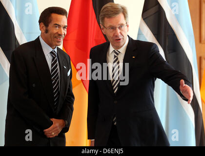 Bundespräsident Christian Wulff erhält der Präsident der Republik Botswana Seretse Khama im Schloss Bellevue in Berlin, Deutschland, 7. Februar 2012. Khama besucht Deutschland für mehrere Tage. Foto: WOLFGANG KUMM Stockfoto