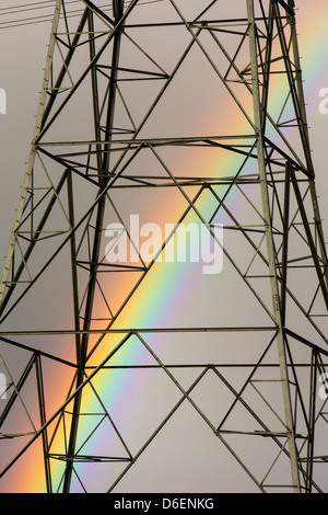 Ein Regenbogen über Pylonen Kernkraftwerk Wylfa auf Anglesey, Wales, UK verlassen. Stockfoto