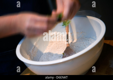 Pizzateig trockenen Zutaten in die Rührschüssel / Schritt 1 Stockfoto