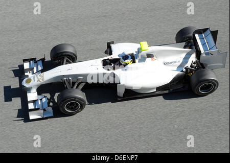 Spanische Formel Eins Fahrer Pedro De La Rosa von HRT steuert seine vorläufige Auto während des Trainings für die kommende Formel-1-Saison auf der Rennstrecke von Jerez in Jerez De La Frontera, Südspanien, 7. Februar 2012.  Foto: David Ebener Stockfoto