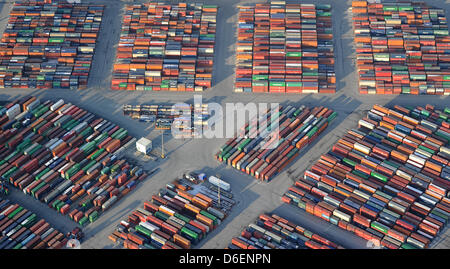 Container sitzen auf dem Gelände der Container terminal Burchardkai im Hafen von Hamburg, Deutschland, 5. Februar 2012. Der Hamburger Hafen ist schneller als die konkurrierenden Häfen Rotterdam und Antwerpen HHLA gewachsen. Foto: MARCUS BRANDT Stockfoto