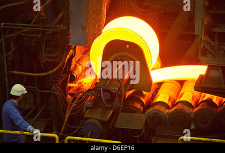 (DATEI) Eine Archivfoto vom 16. Februar 2011 zeigt eine glühende Rolle des Stahls wird im Stahlwerk der ArcelorMittal Eisenhüttenstadt GmbH in München, Deutschland abgewickelt. Größte Stahlhersteller der Welt hat im letzten Quartal des Jahres 2011 in die Verlustzone gerutscht. Foto: Patrick Pleul Stockfoto