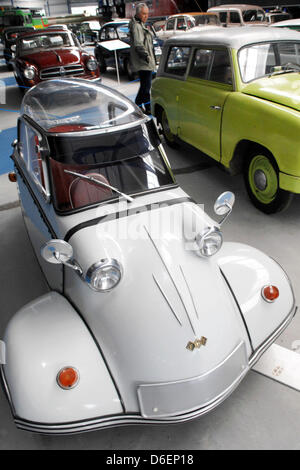 (DATEI) Eine Archivfoto vom 7. Februar 2007 zeigt A Messerschmitt Cabinscooter in Prora, Deutschland. Das Dreirad wurde nur im Jahr 1955 mit rund 12.000 Fahrzeuge hergestellt, aber die Popularität von One-Konturenverläufe Bubble Autos dauerte nicht lange. Foto: Stefan Sauer Stockfoto