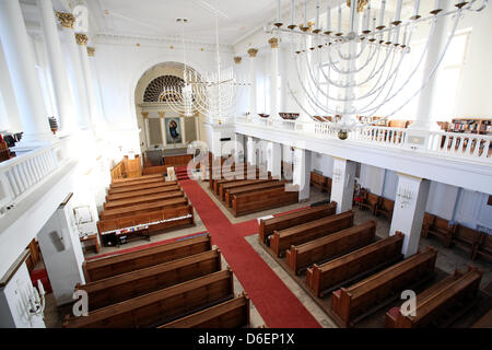 (DATEI) Eine Archivfoto vom 30. Januar 2012 zeigt das Innere der anglikanischen Kirche St. Thomas Becket in Hamburg, Deutschland. Die anglikanische Kirche feiert seinen 400. Jahrestag seiner Gründung im Februar 2012. Foto: BODO MARKS Stockfoto