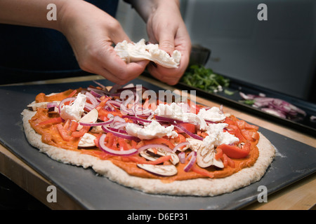 Pizza mit Mozzarella Richtfest / Schritt Schuss 13 Stockfoto