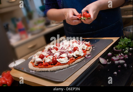 Pizza Kirschtomaten hinzufügen / Schritt 14 Schuss Stockfoto