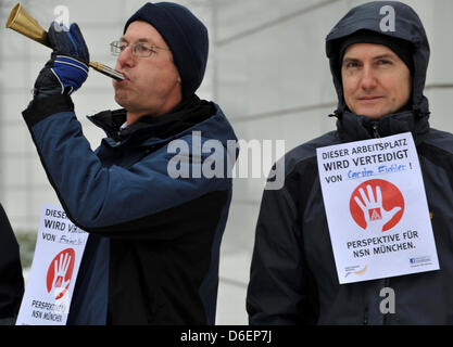 Mitarbeiter Netzwerkprovider Nokia Siemens Networks (NSN) protestieren die geplante Schließung des Standorts München unter dem Motto "dieser Website wird verteidigt" in München, Deutschland, 8. Februar 2012. Foto: FRANK LEONHARDT Stockfoto