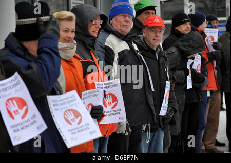 Mitarbeiter Netzwerkprovider Nokia Siemens Networks (NSN) protestieren die geplante Schließung des Standorts München unter dem Motto "dieser Website wird verteidigt" in München, Deutschland, 8. Februar 2012. Foto: FRANK LEONHARDT Stockfoto