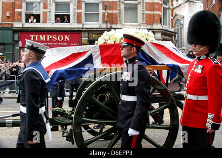 Baroness Thatcher Trauerzug macht es die Fleet Street hinauf in Richtung St. Pauls Kathedrale Stockfoto