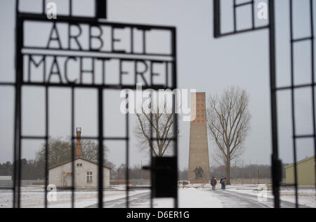 Der Schriftzug "Arbeit Macht Frei" Bedeutung Arbeit setzt Sie frei von Arbeit befreit, ist sichtbar am Eingang zur Gedenkstätte und Museum Sachsenhausen - das ehemalige Konzentrationslager Sachsenhausen - Oranienburg, Deutschland, 9. Februar 2012. Die Jahrespressekonferenz der Stiftung Brandenburgische Gedenkstätten fand am selben Tag. Die Highlights des vergangenen Jahres, Nachteile, Zukunft Stockfoto