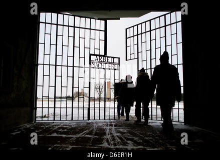 Der Schriftzug "Arbeit Macht Frei" Bedeutung Arbeit setzt Sie frei von Arbeit befreit, ist sichtbar am Eingang zur Gedenkstätte und Museum Sachsenhausen - das ehemalige Konzentrationslager Sachsenhausen - Oranienburg, Deutschland, 9. Februar 2012. Die Jahrespressekonferenz der Stiftung Brandenburgische Gedenkstätten fand am selben Tag. Die Highlights des vergangenen Jahres, Nachteile, Zukunft Stockfoto