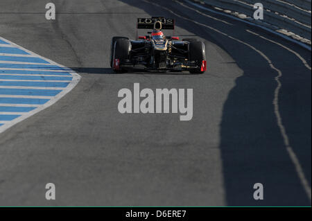 Französischer Formel-1 Fahrer Romain Grosjean von Lotus steuert seine neue E20 während des Trainings für die kommende Formel-1-Saison auf der Rennstrecke von Jerez in Jerez De La Frontera, Südspanien, 9. Februar 2012. Foto: David Ebener dpa Stockfoto