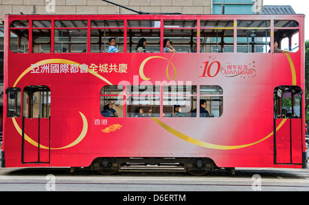 Hong Kong, Werbung Dekorationen auf die typischen Doppelstock-Straßenbahn noch in Betrieb im Zentrum Stadt Stockfoto