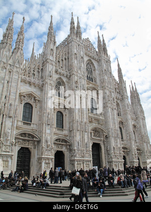 Mailänder Dom umgeben von Touristen Stockfoto