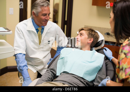 Zahnarzt und Krankenschwester im Gespräch mit Patienten Stockfoto