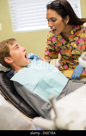 Krankenschwester untersucht dental Patientenmund Stockfoto