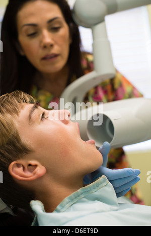 Krankenschwester mit Ausrüstung auf zahnärztliche Patienten Stockfoto