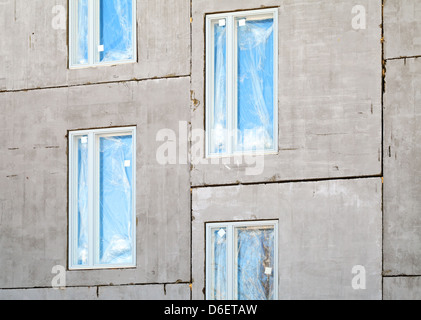 Rohbau Beton Wand mit Fenstern. Im Bau Stockfoto