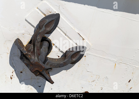 Schiffs Anlegestelle Anker auf weißen lackierten Rumpf schwarz Stockfoto