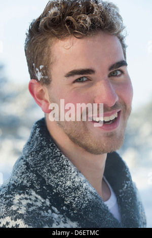Kaukasischen Mann lächelnd im Schnee Stockfoto