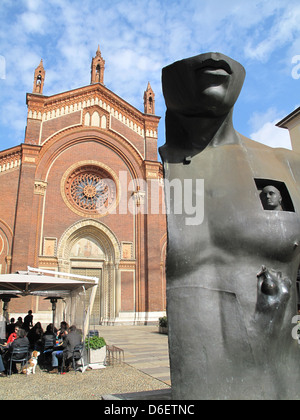 Bronze-Skulptur des polnischen Künstlers Igor Mitoraj außerhalb der Kirche der Madonna del Carmine in Mailand Italien Stockfoto