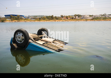 Ein Auto von einem betrunkenen Fahrer hob in einem Teich Stockfoto