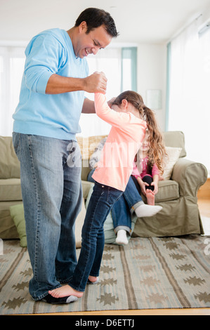 Vater mit Tochter im Wohnzimmer spielen Stockfoto