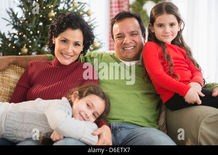 Familie entspannende zusammen auf sofa Stockfoto