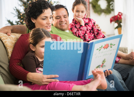 Familie zusammen auf Sofa lesen Stockfoto