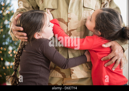 Töchter Soldat Vater umarmt Stockfoto