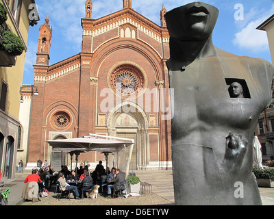 Bronze-Skulptur des polnischen Künstlers Igor Mitoraj außerhalb der Kirche der Madonna del Carmine in Mailand Italien Stockfoto