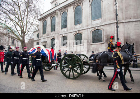 Beerdigung des ehemaligen Premierministerin Margaret Thatcher. Pferd gezeichneten Lafette tragen den Sarg verlässt St Clement Danes Kirche. Stockfoto