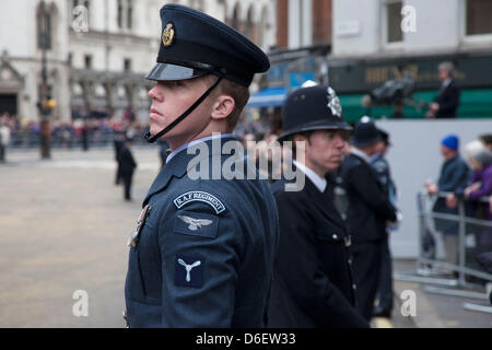 Die Beerdigung des ehemaligen Ministerpräsidenten Baronin Margaret Thatcher. RAF-Soldat und Metropolitan Polizisten im Einsatz, London, UK. Stockfoto