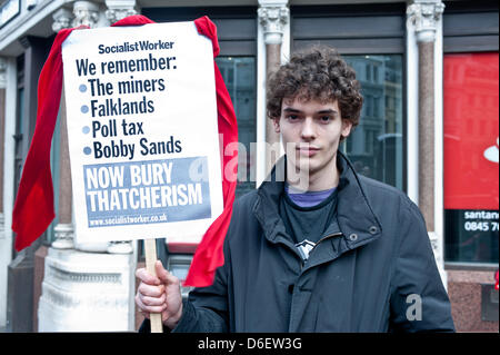 London, UK - 17. April 2013: Luis Court, 18 aus London, hält eine Plakat-Lesung "Wir erinnern uns: die Bergleute, Falkland, Kopfsteuer, Bobby Sands während Margaret Thatcher Beerdigung in London. Bildnachweis: Piero Cruciatti/Alamy Live-Nachrichten Stockfoto