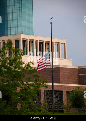 Flag außerhalb die George W Bush Presidential Library fliegen auf Hälfte Masse nach der Boston-Marathon-Bombardierung. Bibliothek am 25 April gewidmet werden und am 1. Mai für die Öffentlichkeit zugänglich Stockfoto